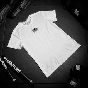 Dieses Phantom Athletics EVO Shirt ist speziell für MMA und Fitness entwickelt und bietet durch sein elastisches und reißfestes Material optimale Bewegungsfreiheit. Perfekt für Athleten, die ein leichtes, komfortables Shirt für anspruchsvolles Training suchen.
