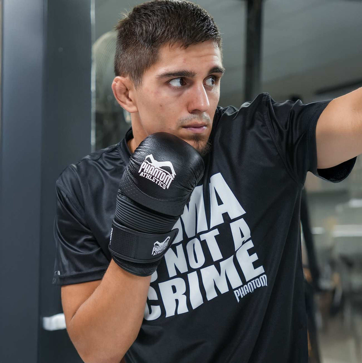 Das Phantom Athletics Training Shirt Evo &quot;MMA Is Not A Crime&quot; kombiniert stilvolles Design mit funktionalen Eigenschaften. Ideal für intensives Training in MMA, Jiu-Jitsu oder Kickboxen. Das atmungsaktive MXP-Tech-Material sorgt für ein trockenes Tragegefühl.