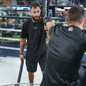Das leichte und elastische Material des Phantom Athletics Training Shirt Evo ermöglicht uneingeschränkte Bewegungsfreiheit. Ideal für dynamische Trainingseinheiten und Wettkämpfe.