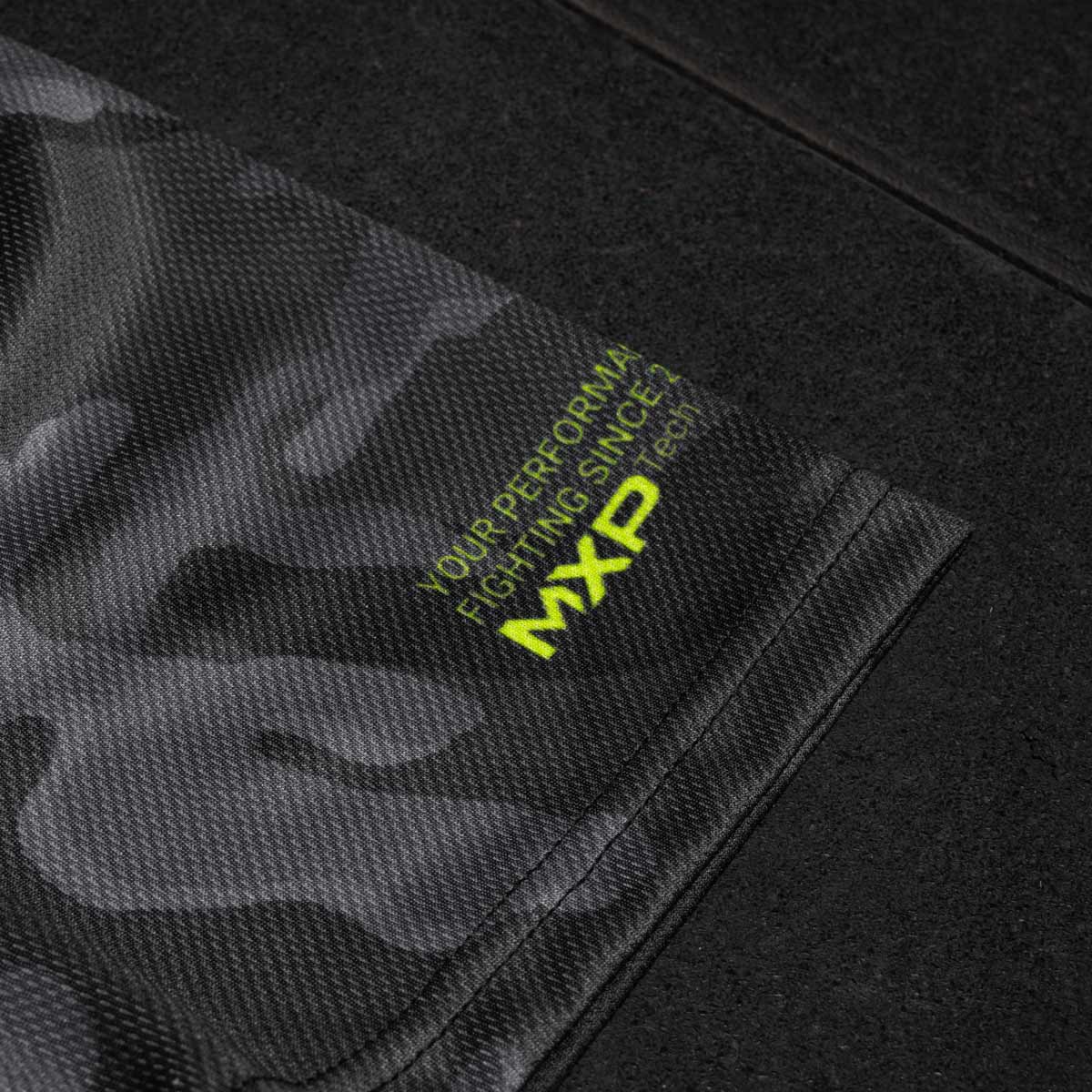 Leichtes und strapazierfähiges Trainingsshirt &quot;Evo Neon&quot; von Phantom Athletics, ideal für Wettkämpfe und Trainingseinheiten.
