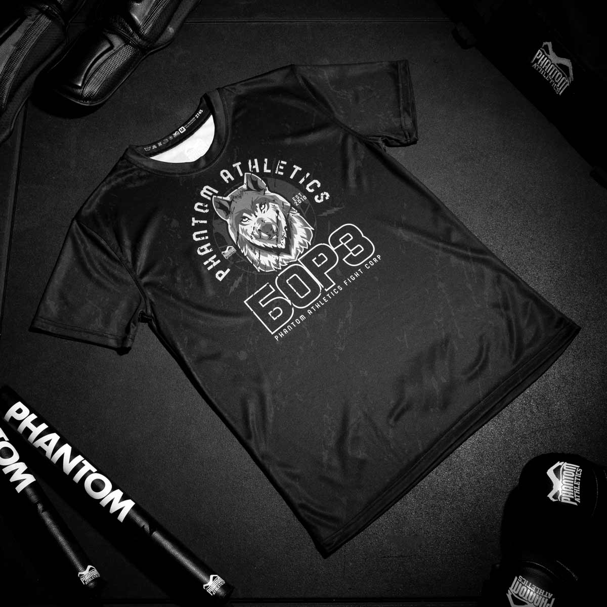 Phantom BORZ БОРЗ EVO Shirt. Das ideale Trainingsshirt für deinen Kampfsport. Im Tschetschenien Wolf Design mit russischem WOLF Schriftzug. Perfekt für MMA, Muay Thai, Kickboxen, Ringen und Grappling.