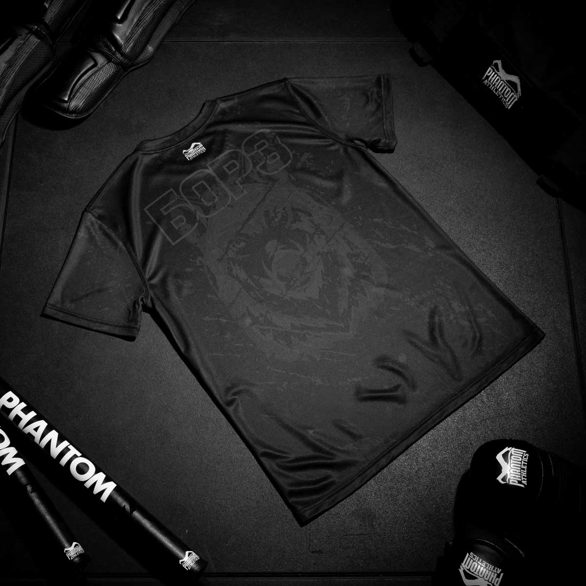 Phantom BORZ БОРЗ EVO Shirt. Das ideale Trainingsshirt für deinen Kampfsport. Im Tschetschenien Wolf Design mit russischem WOLF Schriftzug. Perfekt für MMA, Muay Thai, Kickboxen, Ringen und Grappling.