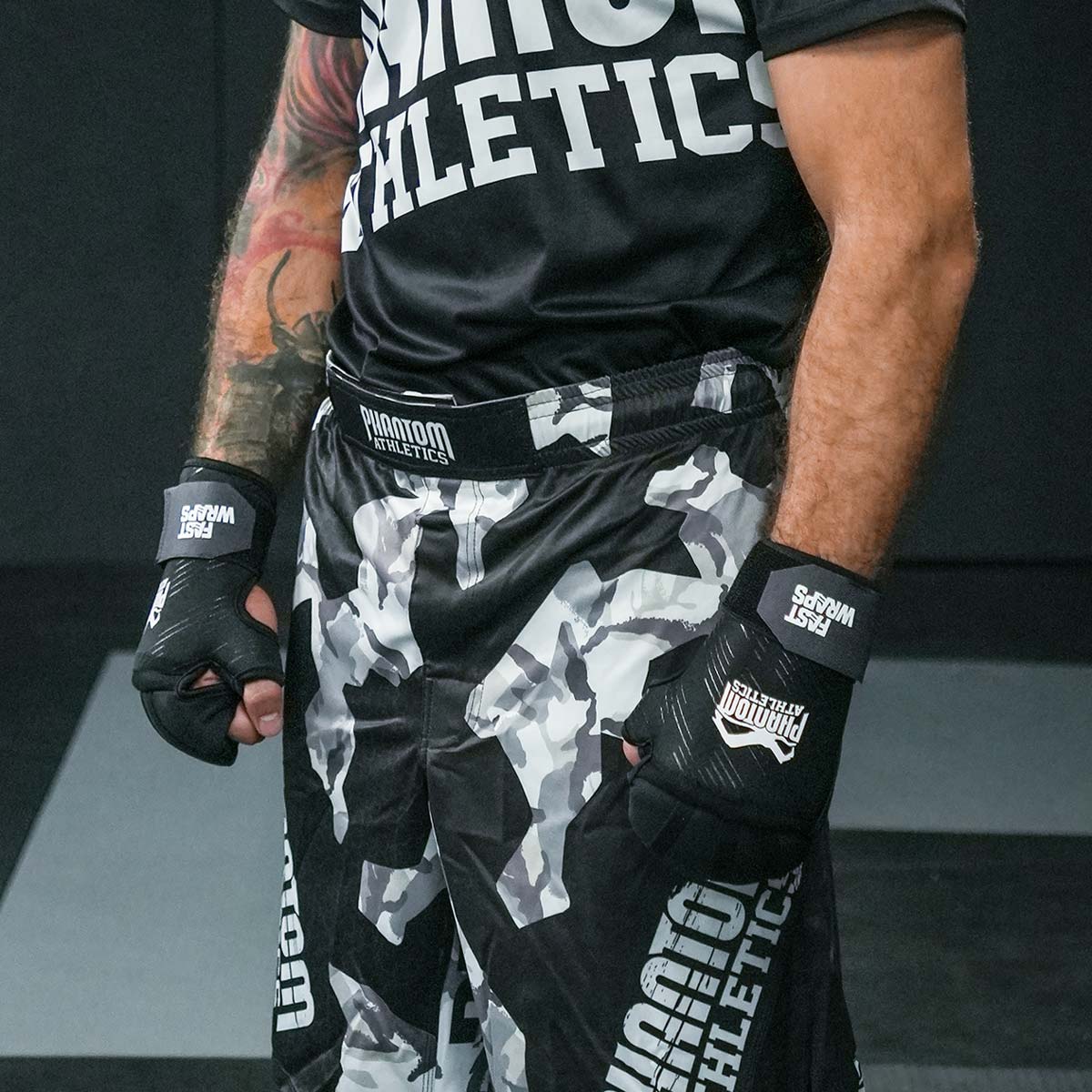 Mit dem elastischen Band und dem Klettverschluss-System lassen sich die Fastwraps von Phantom Athletics schnell und einfach anlegen – ganz ohne umständliches Wickeln.