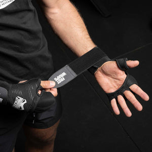 Die Phantom Athletics Fastwraps sind mehr als nur Bandagen – sie sind dein verlässlicher Schutz im harten Training. Ob Sparring, Techniktraining oder Schlagpolster-Drills, diese Innenhandschuhe bieten perfekten Halt und schützen deine Knöchel bei jeder Belastung.
