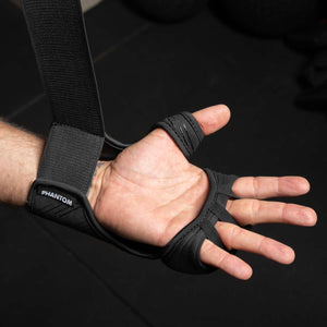 Professionelle Fastwraps für den Kampfsport – Phantom Athletics hat diese Innenhandschuhe speziell für Boxen, Muay Thai und MMA entwickelt. Sie sorgen für eine gleichmäßige Druckverteilung und unterstützen deine Gelenke zuverlässig bei jeder Bewegung.