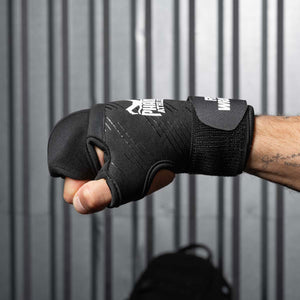Mit den Phantom Fastwraps sicherst du dir eine effiziente und professionelle Bandagierung vor dem Training. Kein mühsames Wickeln mehr – einfach anlegen, festziehen und mit optimalem Knöchelschutz ins Sparring starten.