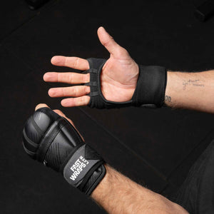 Die Fastwraps Lite von Phantom Athletics sind leichte, schnell anlegbare Innenhandschuhe für dein tägliches Kampfsporttraining. Ideal für Boxen, Muay Thai und Kickboxen – bieten sie soliden Schutz für Knöchel und Handgelenke bei hoher Bewegungsfreiheit.
