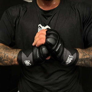 Phantom Athletics Fastwraps Lite – leichte Innenhandschuhe mit Knöchelschutz in Sekundenschnelle anlegbar für Boxen, MMA und Kickboxen. Hochwertiges Polster und ergonomisches Design bieten Komfort und gleichzeitig Stabilität für intensives Training.