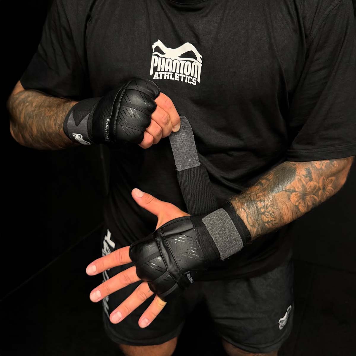 Phantom Athletics Fastwraps Lite Innenhandschuhe bieten sicheren Handgelenkschutz mit ca. 1 m langer Klettbandage – perfekt für Boxtraining, Muay Thai oder MMA. Atmungsaktiv, hygienisch und leicht waschbar, für fokussiertes Training ohne Umwege.