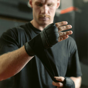 Die gepolsterte Oberfläche der Phantom Athletics Fastwraps Lite schützt die Knöchel effektiv und sorgt für zusätzliche Sicherheit bei jedem Schlag.