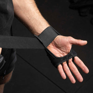 Diese leichten Innenhandschuhe aus der Fastwraps Lite Serie sind optimal für Techniktraining, Sparring und Fitness-Boxen. Der ergonomische Sitz und das atmungsaktive Material sorgen für ein sicheres und komfortables Tragegefühl.