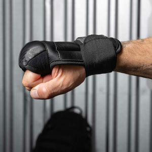 Diese Innenhandschuhe aus der Lite-Serie vereinen schnelles Handling mit funktionalem Schutz. Perfekt für Trainingseinheiten im Boxen, Thaiboxen oder MMA – für mehr Sicherheit bei jedem Schlag.