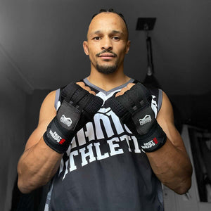 Die Handwraps Fastwraps Pro von Phantom Athletics bieten professionellen Schutz für Handgelenke und Knöchel. Dank integriertem Gelpolster und stabilem Klettverschluss sind sie ideal für intensives Boxen, Muay Thai und MMA.