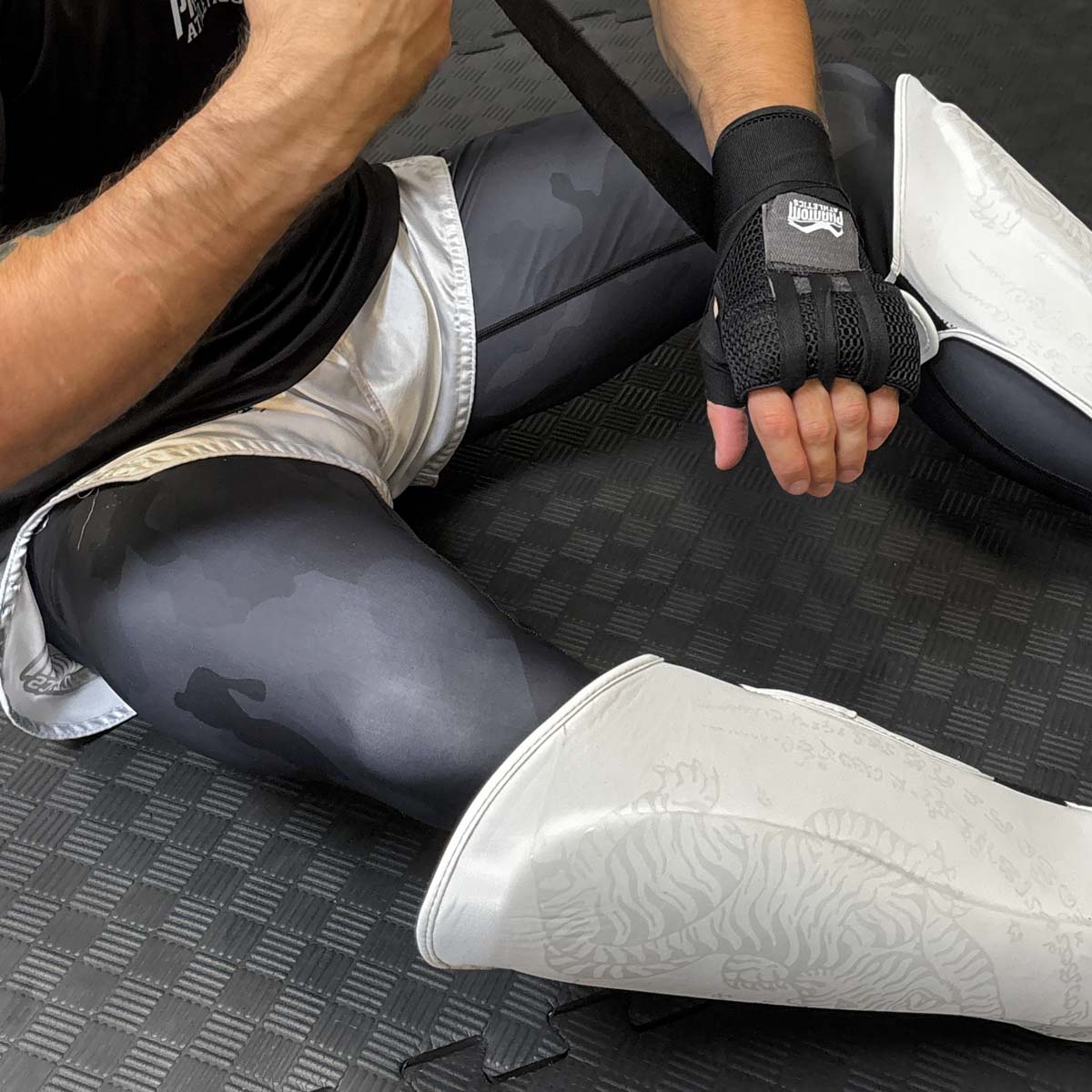 Weißer Schienbeinschutz von Phantom Athletics – Stoßdämpfung und Schutzzone für Schienbein und Vorderfuß bei jedem Kampfsporttraining.