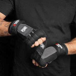 Die Fastwraps Pro von Phantom Athletics sind professionelle Innenhandschuhe für maximale Stabilität und Schutz im Kampfsport. Ideal für Boxen, Muay Thai und MMA – mit verstärkter Gel-Polsterung und sicherem Klettsystem für perfekte Bandagierung.