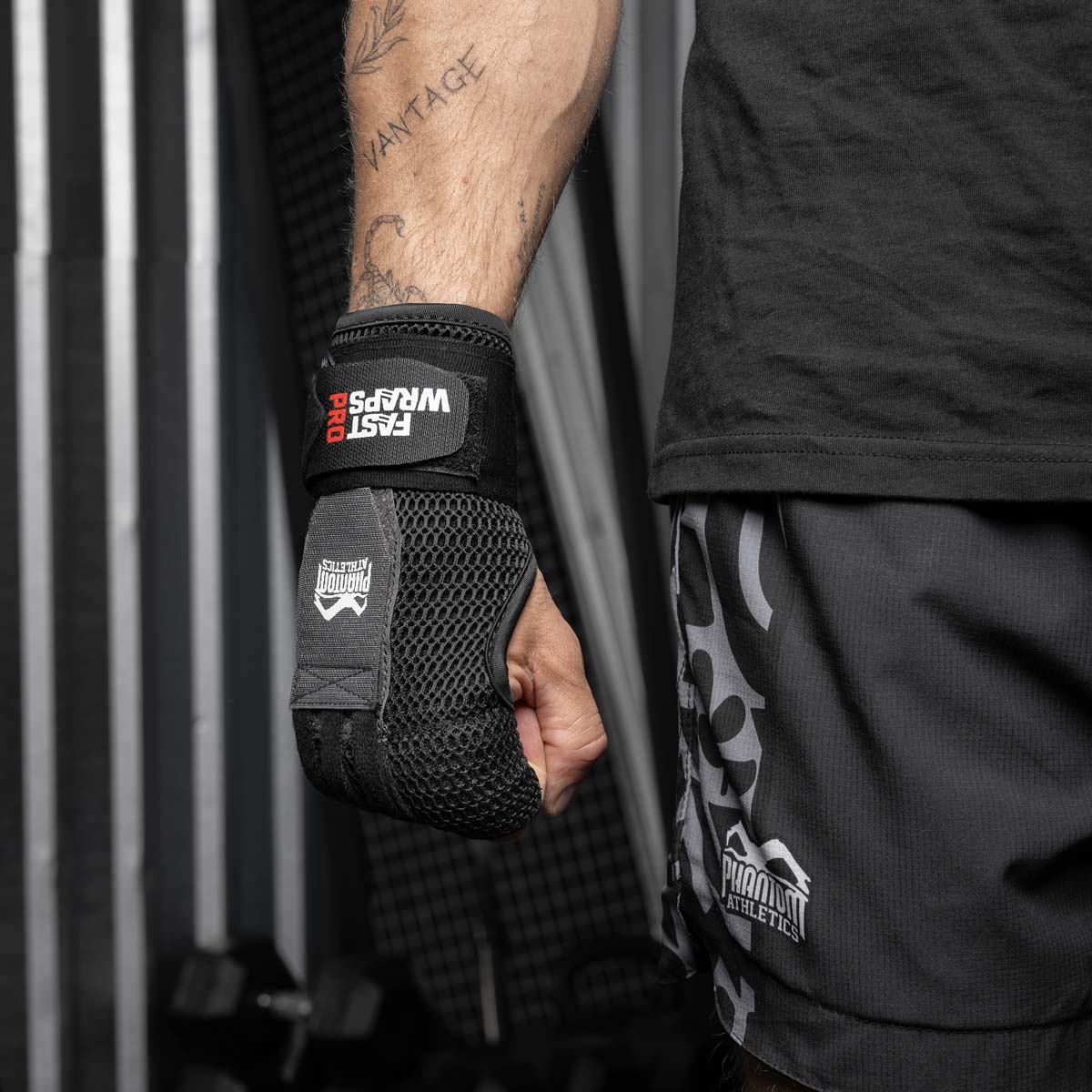 Phantom Athletics Fastwraps Pro bieten dir eine moderne, zeitsparende Alternative zu klassischen Boxbandagen. Entwickelt für intensives Schlagtraining im Boxen, Thaiboxen oder Kickboxen – mit Fokus auf Knöchelschutz und Handgelenksunterstützung.