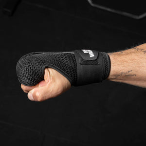 Die Fastwraps Pro wurden für anspruchsvolle Kampfsportler entwickelt, die auf maximale Sicherheit setzen. Mit starker Polsterung und ergonomischem Design bieten sie idealen Schutz für deine Hände bei jedem Schlag.