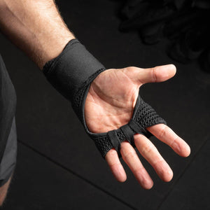 Mit den Phantom Athletics Fastwraps Pro bekommst du professionelle Bandagen, die sich schnell anlegen lassen und dennoch festen Halt bieten. Perfekt für Sparring, Sandsacktraining und Technikdrills im Box- oder Muay Thai Training.