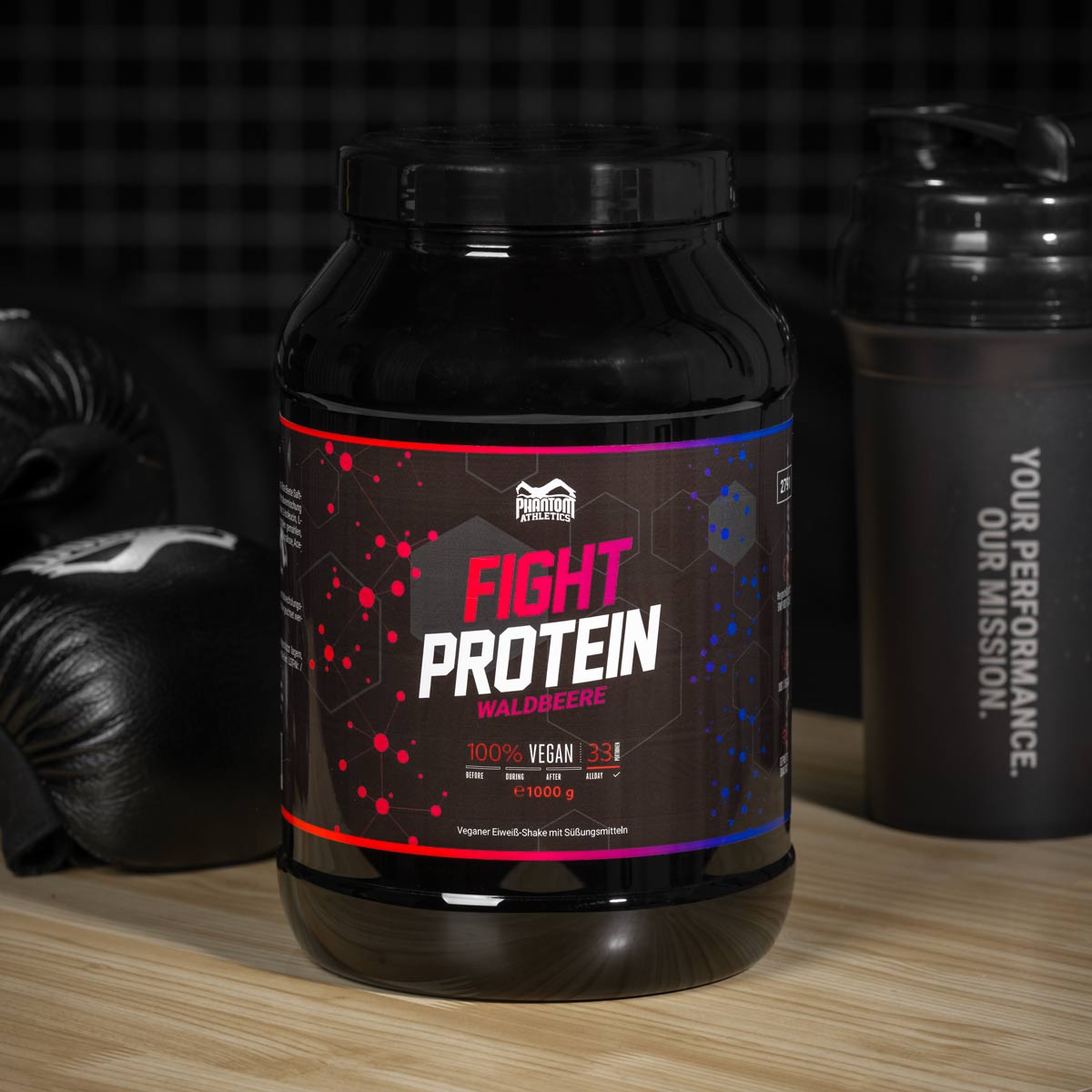 Phantom Athletics Fight Protein Wildberry, speziell für Muay Thai, MMA und intensives Training entwickelt. Bietet essenzielle Nährstoffe für Muskelaufbau und schnelle Regeneration.