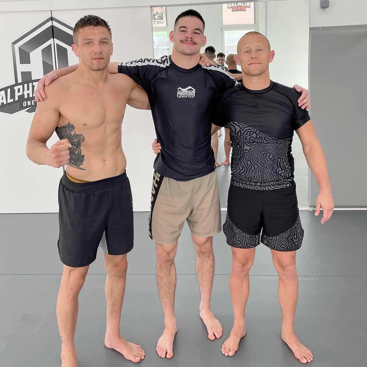 Strapazierfähige Phantom Athletics Fightshorts in Sandfarbe, ideal für Kampfsportarten wie MMA, Grappling und Kickboxen. Perfekt für intensives Training und Wettkämpfe.