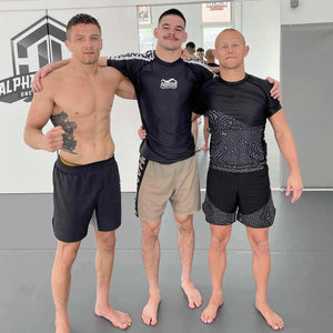 Strapazierfähige Phantom Athletics Fightshorts in Sandfarbe, ideal für Kampfsportarten wie MMA, Grappling und Kickboxen. Perfekt für intensives Training und Wettkämpfe.