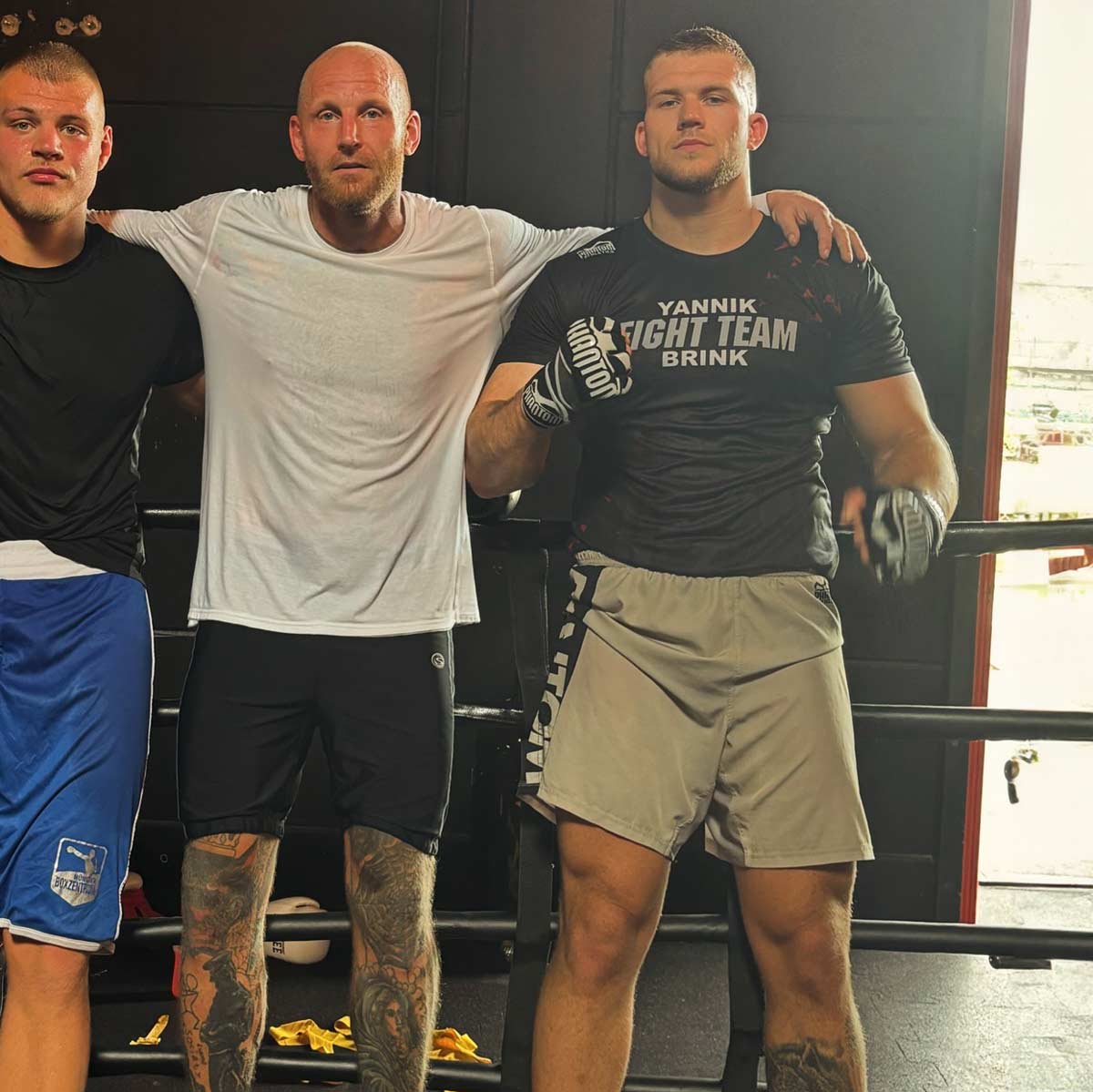Hochwertige Fightshorts &quot;Evo Apex&quot; in Sand, speziell entwickelt für Muay Thai, Jiu-Jitsu und weitere Kampfsportarten. Bietet optimale Bewegungsfreiheit und Komfort.