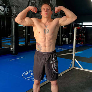 Die Phantom Athletics Fightshorts „Evo Tiger Unit“ verbinden kompromisslose Funktionalität mit einem kraftvollen Tiger-Design – ideal für MMA, BJJ und Kickboxen. Hochwertiges Material und sportlicher Schnitt garantieren maximale Performance im Kampfsport.