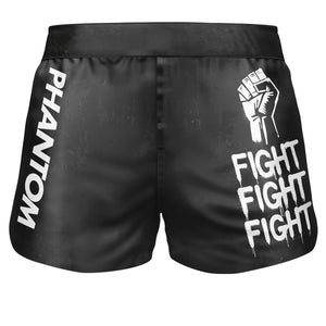 Die Fightshorts Fusion „R-Fight Fight Fight“ von Phantom Athletics überzeugen mit auffälligem Allover-Print und funktionellem Design. Ideal für MMA, Kickboxen und Grappling – sie bieten dir volle Bewegungsfreiheit und sicheren Halt bei jedem Training.