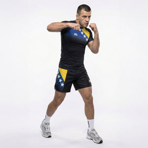 Funktionelle Phantom Athletics Fightshorts FUSION‑R Team Bosnia mit flexiblen Seitenschlitzen für optimale Beinbewegung und beste Kontrolle in jeder Kampfsport‑Session.