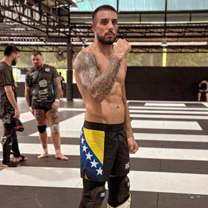 Stylische Phantom Athletics FUSION‑R Fightshorts im Team Bosnia‑Design, leicht, langlebig und ideal für Boxen, Jiu‑Jitsu, Muay Thai oder anspruchsvolle Matten‑Einheiten.