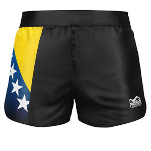 Hochwertige Phantom Athletics Fightshorts FUSION‑R Team Bosnia mit robustem Ripstop‑Material für intensives MMA‑, Kickbox‑ und Grappling‑Training und maximale Bewegungsfreiheit bei jedem Tritt und Takedown.