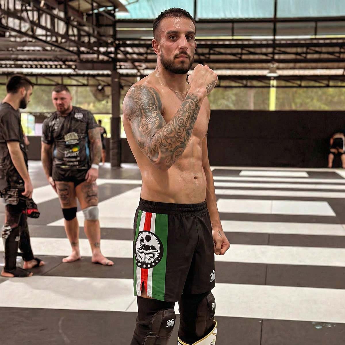 Stylische Phantom Athletics FUSION-R Fightshorts im Team Chechnya Design mit athletischem Schnitt und strapazierfähigem Material, perfekt für Jiu-Jitsu, MMA und tägliche Trainingseinheiten.