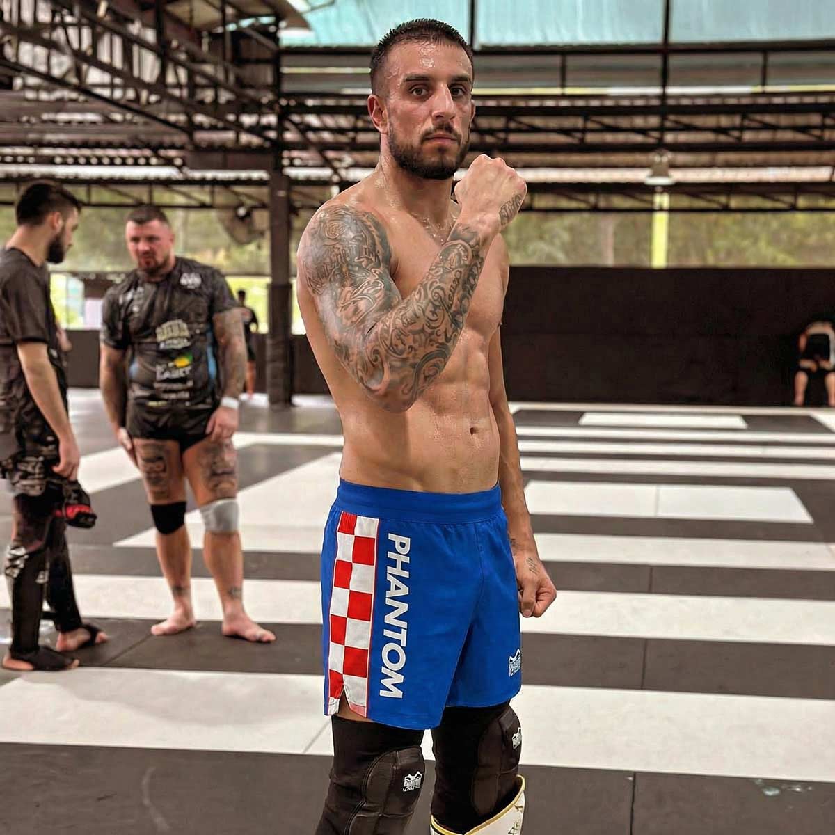 Stylische Phantom Athletics FUSION‑R Fightshorts in Blau mit athletischem Schnitt, ultraleicht und reißfest – perfekt für MMA, Muay Thai, BJJ oder funktionelles Workout.