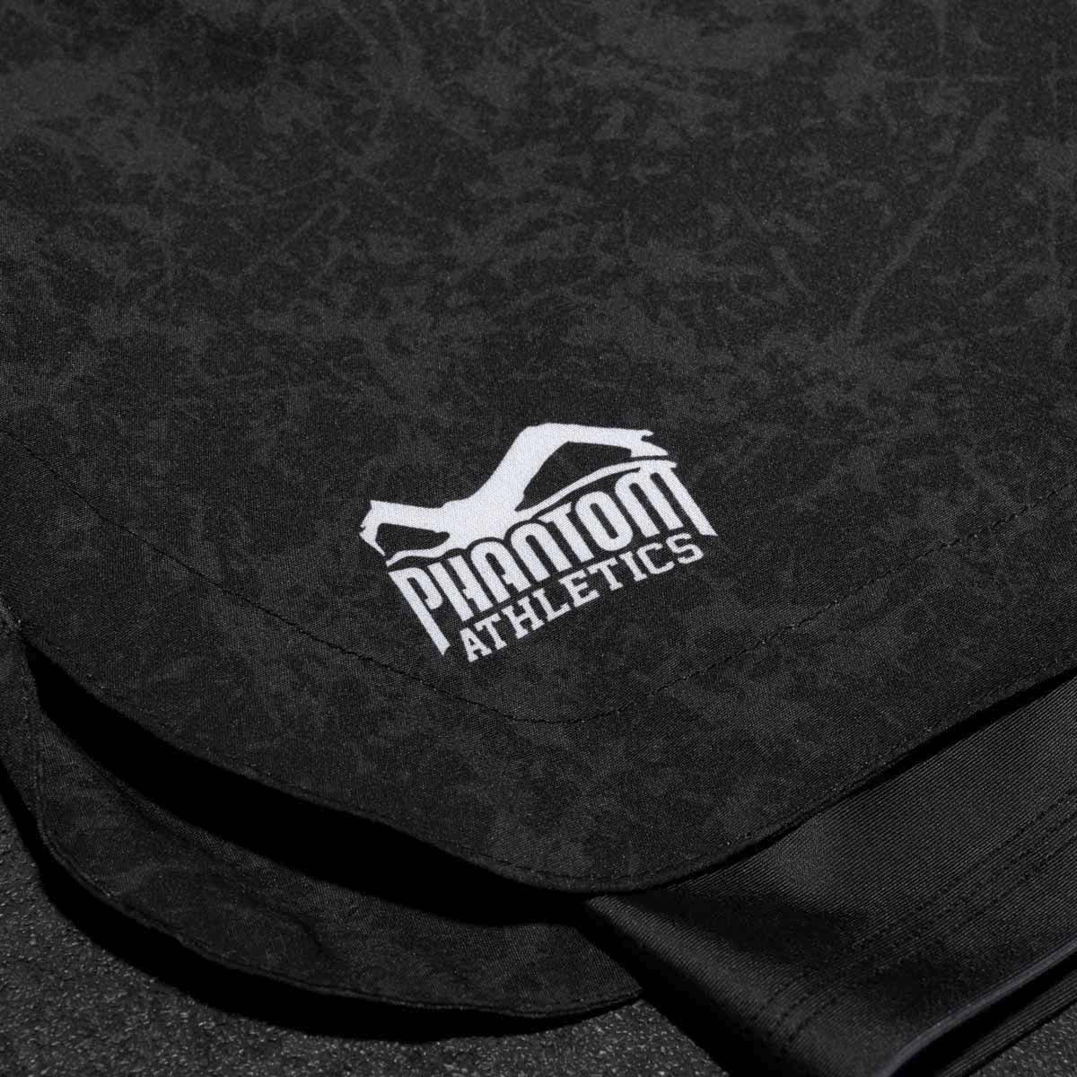 Hochwertige &quot;Fusion 2in1 Serious&quot; Fightshorts von Phantom Athletics, entwickelt für intensive Sparring-Sessions und Wettkämpfe. Das moderne Design und die robuste Verarbeitung machen sie zur idealen Wahl für Kampfsportler, die keine Kompromisse bei Performance und Haltbarkeit eingehen.