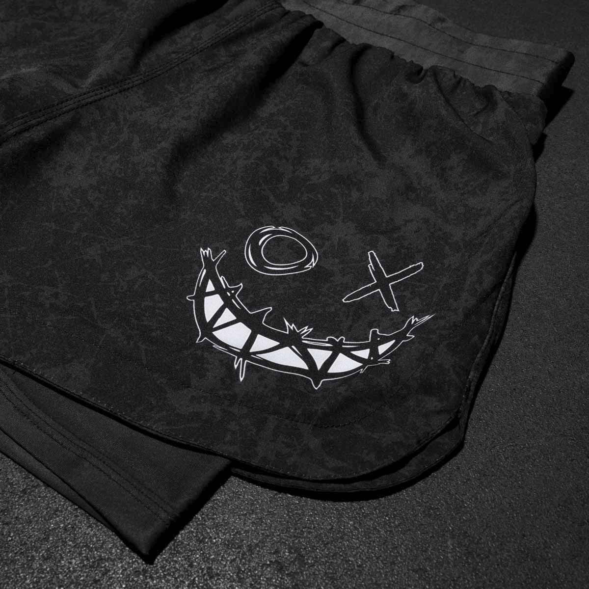Fightshorts &quot;Fusion 2in1 Serious&quot; von Phantom Athletics, perfekt für MMA, Grappling und Kampfsportarten. Die Kombination aus strapazierfähigem Obermaterial und flexiblem Innenlayer bietet maximale Bewegungsfreiheit und optimalen Komfort für anspruchsvolle Trainingseinheiten.