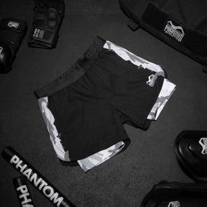 Die Fightshorts FUSION 2in1 Warfare - Urban Camo von Phantom Athletics bieten speziell für Kampfsportarten wie MMA, Muay Thai und BJJ maximale Bewegungsfreiheit und Komfort. Dank der integrierten Kompressionshose unterstützen die Shorts die Muskulatur und bieten zusätzlichen Halt im Training und Wettkampf.
