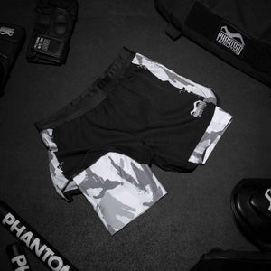 Die Fightshorts FUSION 2in1 Warfare - Urban Camo verfügen über eine integrierte Kompressionshose, die den Muskelbereich unterstützt und stabilisiert. Diese Shorts bieten ein hohes Maß an Flexibilität und sind perfekt für Kampfsportler, die bei Muay Thai oder MMA auf leistungsorientierte Bekleidung setzen.