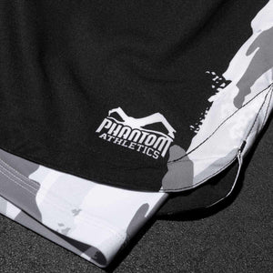 Mit elastischem Bund und Kordelzug bieten die Fightshorts FUSION 2in1 Warfare sicheren Sitz, selbst bei intensiven Bewegungen im Kampfsport. Die integrierte Kompressionshose sorgt zusätzlich für Komfort und verhindert Reibung, ideal für Ringer und Grappler.