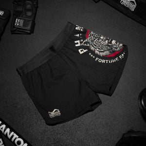 Phantom Athletics’ Fightshorts Fusion Tiger Unit sind die perfekte Wahl für MMA-, Grappling- und Muay-Thai-Athleten. Das atmungsaktive Material sorgt für ein angenehmes Tragegefühl, und die robusten Nähte garantieren Langlebigkeit. Das einzigartige Tiger-Design hebt deinen Stil auf ein neues Level.