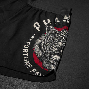 Diese Fightshorts Fusion Tiger Unit kombinieren Funktionalität und Stil, perfekt für intensives Training und Wettkämpfe. Die seitlichen Schlitze und das flexible Material ermöglichen volle Beweglichkeit, ideal für Muay Thai und MMA. Das auffällige Tiger-Design sorgt für eine markante Optik auf der Matte.