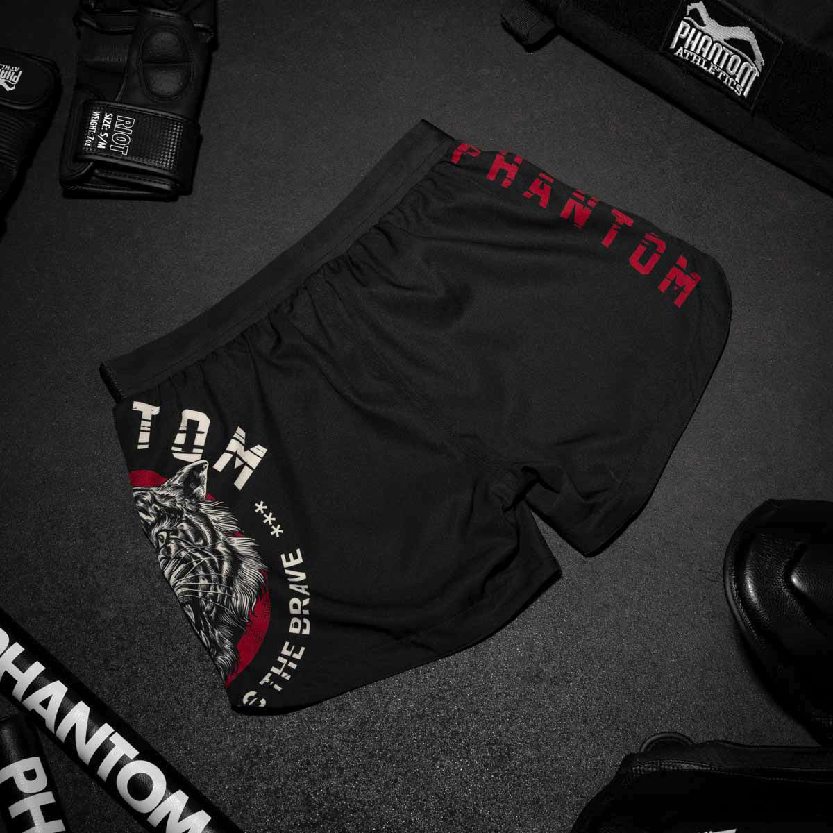 Mit den Fightshorts Fusion Tiger Unit bist du bestens für dein Kampfsporttraining ausgerüstet. Das strapazierfähige Gewebe hält den härtesten Anforderungen stand, während die verstellbare Passform Komfort und Stabilität bietet. Das Tiger-Muster symbolisiert Stärke und Aggressivität, passend für deinen dominanten Auftritt.