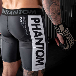 Phantom Athletics Fightshorts Vector Apex Black, perfekt für Kampfsportler aus Muay Thai, BJJ und Kickboxen. Das dynamische Design und die robuste Verarbeitung machen sie zur idealen Wahl für anspruchsvolle Athleten.