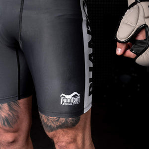 Phantom Athletics Fightshorts im Apex Black Design, optimal für Thaiboxen, MMA und BJJ. Robuste Verarbeitung kombiniert mit leichtem Material für maximale Performance.