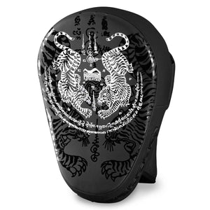 Phantom Schlagpratzen für Muay Thai und Thaibox Training im traditionellen Sak Yant Design. Ideale Schlagpratzen für dein Kampfsporttraining.