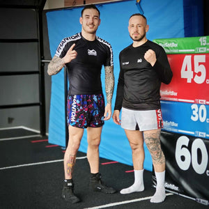 Die Fusion 2in1 Fightshorts „Splatter Blue“ von Phantom Athletics kombinieren Funktionalität mit Stil. Der kurze Schnitt und das leichte, atmungsaktive Material sorgen für uneingeschränkte Bewegungsfreiheit bei Sparring, Muay-Thai-Training oder Jiu-Jitsu. Die integrierte Kompressionshose bietet zusätzlichen Halt und Komfort, während das auffällige Design deinen sportlichen Look unterstreicht.