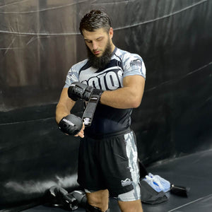 Fightshorts Fusion 2in1 Warfare Urban Camo von Phantom Athletics, ideal für MMA, Grappling und Kampfsport. Integrierte Kompressionsshorts und strapazierfähiges Material bieten maximalen Komfort und Bewegungsfreiheit.