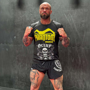 Die Fusion 2in1 Fightshorts „Lionheart“ von Phantom Athletics bieten dir maximale Bewegungsfreiheit und Komfort für intensives MMA-, Kickbox- und Grappling-Training. Mit integriertem Kompressionslayer und elastischem Bund garantieren sie einen sicheren Sitz bei jeder Bewegung. Das stilvolle Design mit Löwenkopf-Print macht dich zum Hingucker im Dojo oder Fitnessstudio.