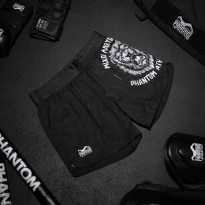 Die Fightshorts FUSION Lionheart wurden für Kampfsportarten wie MMA, Muay Thai und BJJ entwickelt und bieten dank elastischem Bund und Kordelzug sicheren Halt. Das robuste Design unterstützt volle Bewegungsfreiheit und Komfort, ideal für intensives Training und Wettkampf.