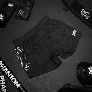 Die FUSION Lionheart Shorts sind in einem athletischen, kurzen Schnitt gestaltet, perfekt für Nogi, Grappling und Ringen. Sie ermöglichen hohe Flexibilität und Stabilität, ideal für schnelle Bewegungen im Sparring und in Kampfsituationen.