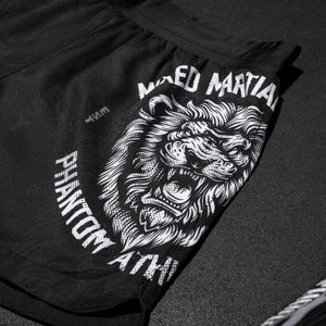 Die Fightshorts FUSION Lionheart verfügen über ein elastisches Hüftband mit Kordelzug für einen stabilen Sitz und Komfort bei BJJ, Ringen und Nogi. Das Material ist langlebig und flexibel, ideal für anspruchsvolle Bewegungen im Training und Wettkampf.